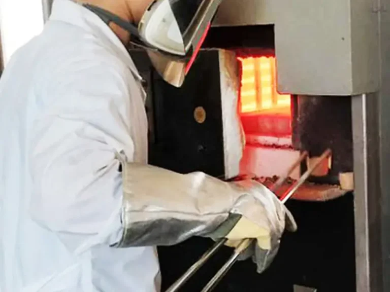 DECENT Heat Resistant Aluminized Gloves Worker Safety in High - Temp Furnace Operations