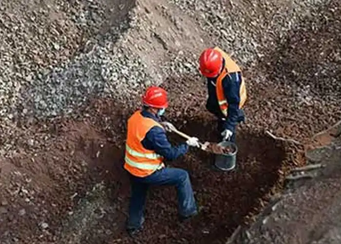 Qingdao Decent Group workers collect mine samples for preparation, demonstrating the company’s expertise in mineral sampling solutions