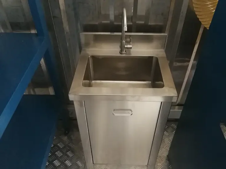 DECENT Cold-Resistant Sample Prep Lab - Integrated Stainless Steel Sink for Lab Operations