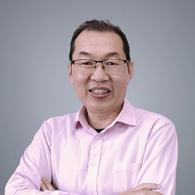 Portrait of Li Yingjie, Chief Technology Officer of DECENT, smiling with arms crossed.